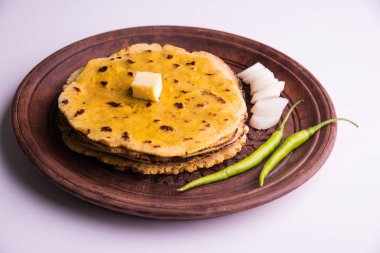 Mısır unu düz ekmek veya roti veya Makki Ki Roti da Saag veya hardal yaprakları köri, Hint gıda içinde popüler kış sezonu kuzey Hindistan'da sarso ile