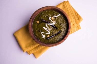 Mısır unu düz ekmek veya roti veya Makki Ki Roti da Saag veya hardal yaprakları köri, Hint gıda içinde popüler kış sezonu kuzey Hindistan'da sarso ile