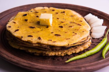 Mısır unu düz ekmek veya roti veya Makki Ki Roti da Saag veya hardal yaprakları köri, Hint gıda içinde popüler kış sezonu kuzey Hindistan'da sarso ile