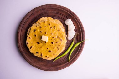 Mısır unu düz ekmek veya roti veya Makki Ki Roti da Saag veya hardal yaprakları köri, Hint gıda içinde popüler kış sezonu kuzey Hindistan'da sarso ile