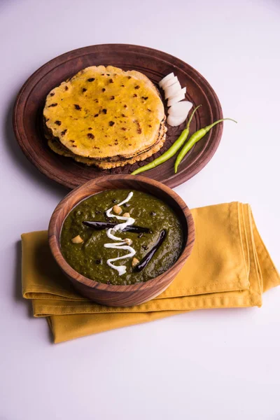 Mısır unu düz ekmek veya roti veya Makki Ki Roti da Saag veya hardal yaprakları köri, Hint gıda içinde popüler kış sezonu kuzey Hindistan'da sarso ile