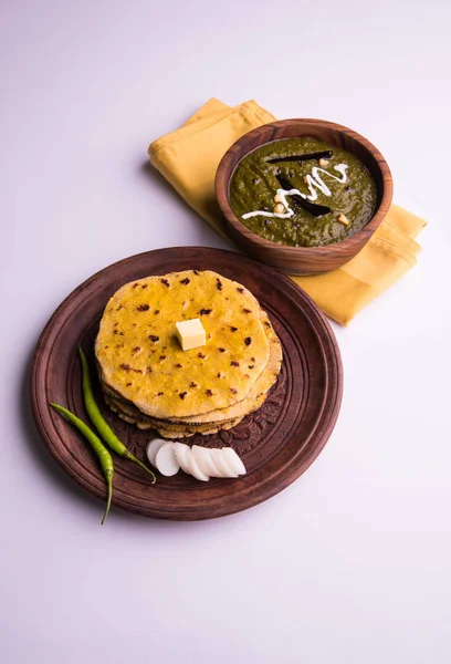 Corn flour flat bread or roti or Makki Ki Roti with sarso da Saag or mustard leaves curry, Indian Food popular in winter season in north india — Stock Photo, Image