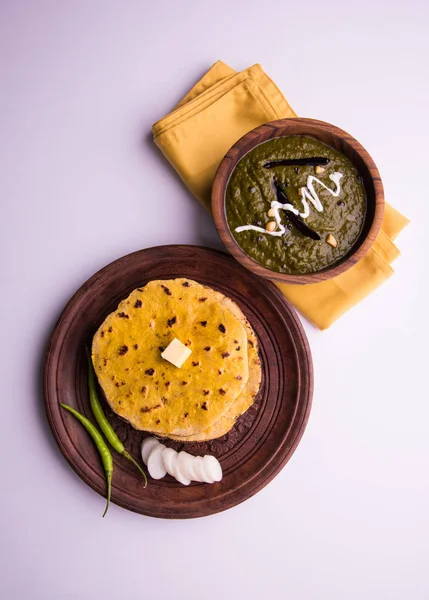 Harina de maíz pan plano o roti o Makki Ki Roti con sarso da Saag o hojas de mostaza curry, comida india popular en la temporada de invierno en el norte de la India —  Fotos de Stock