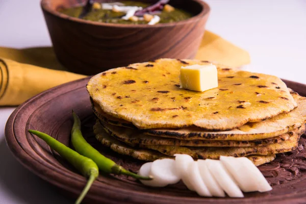 Mısır unu düz ekmek veya roti veya Makki Ki Roti da Saag veya hardal yaprakları köri, Hint gıda içinde popüler kış sezonu kuzey Hindistan'da sarso ile