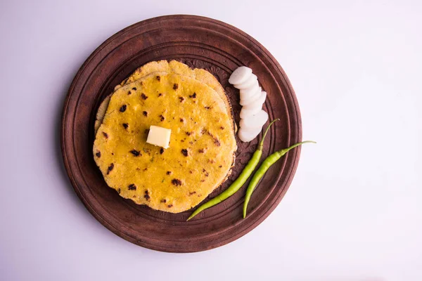 Mısır unu düz ekmek veya roti veya Makki Ki Roti da Saag veya hardal yaprakları köri, Hint gıda içinde popüler kış sezonu kuzey Hindistan'da sarso ile