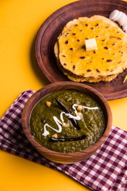 Mısır unu düz ekmek veya roti veya Makki Ki Roti da Saag veya hardal yaprakları köri, Hint gıda içinde popüler kış sezonu kuzey Hindistan'da sarso ile