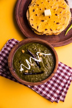 Mısır unu düz ekmek veya roti veya Makki Ki Roti da Saag veya hardal yaprakları köri, Hint gıda içinde popüler kış sezonu kuzey Hindistan'da sarso ile