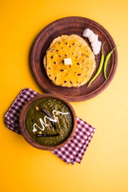 Mısır unu düz ekmek veya roti veya Makki Ki Roti da Saag veya hardal yaprakları köri, Hint gıda içinde popüler kış sezonu kuzey Hindistan'da sarso ile