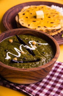 Mısır unu düz ekmek veya roti veya Makki Ki Roti da Saag veya hardal yaprakları köri, Hint gıda içinde popüler kış sezonu kuzey Hindistan'da sarso ile