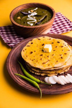 Mısır unu düz ekmek veya roti veya Makki Ki Roti da Saag veya hardal yaprakları köri, Hint gıda içinde popüler kış sezonu kuzey Hindistan'da sarso ile