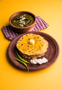 Mısır unu düz ekmek veya roti veya Makki Ki Roti da Saag veya hardal yaprakları köri, Hint gıda içinde popüler kış sezonu kuzey Hindistan'da sarso ile