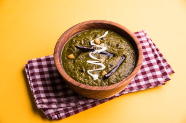 Mısır unu düz ekmek veya roti veya Makki Ki Roti da Saag veya hardal yaprakları köri, Hint gıda içinde popüler kış sezonu kuzey Hindistan'da sarso ile