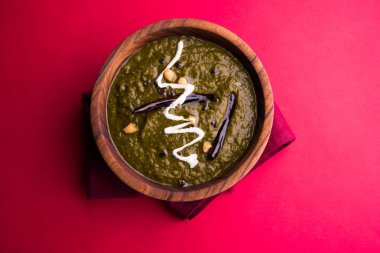 Mısır unu düz ekmek veya roti veya Makki Ki Roti da Saag veya hardal yaprakları köri, Hint gıda içinde popüler kış sezonu kuzey Hindistan'da sarso ile