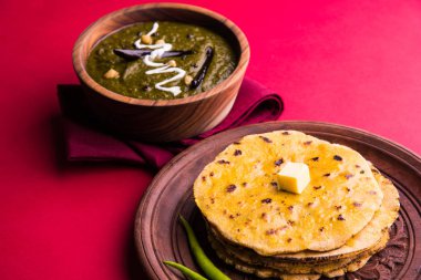 Mısır unu düz ekmek veya roti veya Makki Ki Roti da Saag veya hardal yaprakları köri, Hint gıda içinde popüler kış sezonu kuzey Hindistan'da sarso ile