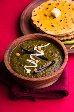 Mısır unu düz ekmek veya roti veya Makki Ki Roti da Saag veya hardal yaprakları köri, Hint gıda içinde popüler kış sezonu kuzey Hindistan'da sarso ile