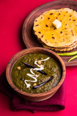 Mısır unu düz ekmek veya roti veya Makki Ki Roti da Saag veya hardal yaprakları köri, Hint gıda içinde popüler kış sezonu kuzey Hindistan'da sarso ile