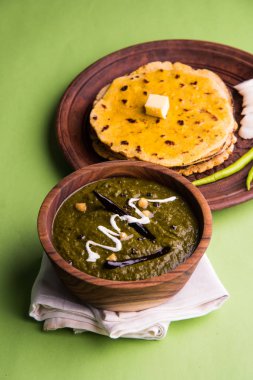 Mısır unu düz ekmek veya roti veya Makki Ki Roti da Saag veya hardal yaprakları köri, Hint gıda içinde popüler kış sezonu kuzey Hindistan'da sarso ile
