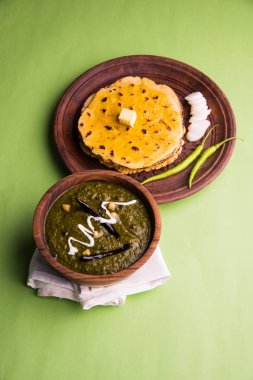 Mısır unu düz ekmek veya roti veya Makki Ki Roti da Saag veya hardal yaprakları köri, Hint gıda içinde popüler kış sezonu kuzey Hindistan'da sarso ile