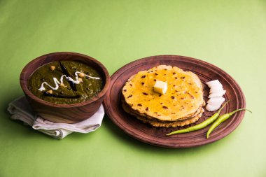 Mısır unu düz ekmek veya roti veya Makki Ki Roti da Saag veya hardal yaprakları köri, Hint gıda içinde popüler kış sezonu kuzey Hindistan'da sarso ile