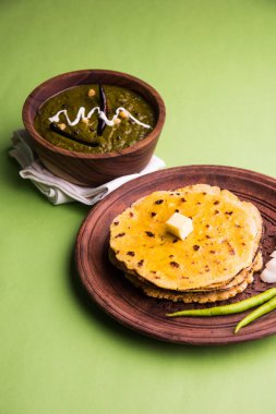 Mısır unu düz ekmek veya roti veya Makki Ki Roti da Saag veya hardal yaprakları köri, Hint gıda içinde popüler kış sezonu kuzey Hindistan'da sarso ile