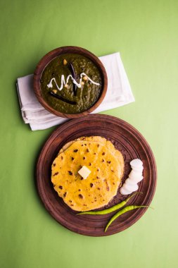 Mısır unu düz ekmek veya roti veya Makki Ki Roti da Saag veya hardal yaprakları köri, Hint gıda içinde popüler kış sezonu kuzey Hindistan'da sarso ile