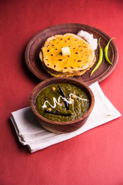 Mısır unu düz ekmek veya roti veya Makki Ki Roti da Saag veya hardal yaprakları köri, Hint gıda içinde popüler kış sezonu kuzey Hindistan'da sarso ile