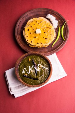 Mısır unu düz ekmek veya roti veya Makki Ki Roti da Saag veya hardal yaprakları köri, Hint gıda içinde popüler kış sezonu kuzey Hindistan'da sarso ile