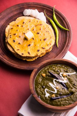 Mısır unu düz ekmek veya roti veya Makki Ki Roti da Saag veya hardal yaprakları köri, Hint gıda içinde popüler kış sezonu kuzey Hindistan'da sarso ile