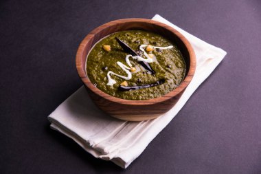 Mısır unu düz ekmek veya roti veya Makki Ki Roti da Saag veya hardal yaprakları köri, Hint gıda içinde popüler kış sezonu kuzey Hindistan'da sarso ile