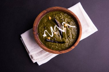 Mısır unu düz ekmek veya roti veya Makki Ki Roti da Saag veya hardal yaprakları köri, Hint gıda içinde popüler kış sezonu kuzey Hindistan'da sarso ile
