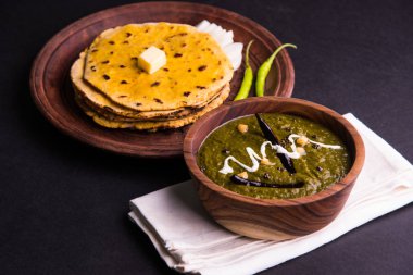 Mısır unu düz ekmek veya roti veya Makki Ki Roti da Saag veya hardal yaprakları köri, Hint gıda içinde popüler kış sezonu kuzey Hindistan'da sarso ile