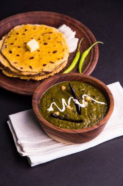 Mısır unu düz ekmek veya roti veya Makki Ki Roti da Saag veya hardal yaprakları köri, Hint gıda içinde popüler kış sezonu kuzey Hindistan'da sarso ile