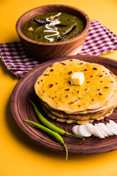 Corn flour flat bread or roti or Makki Ki Roti with sarso da Saag or mustard leaves curry, Indian Food popular in winter season in north india — Stock Photo, Image