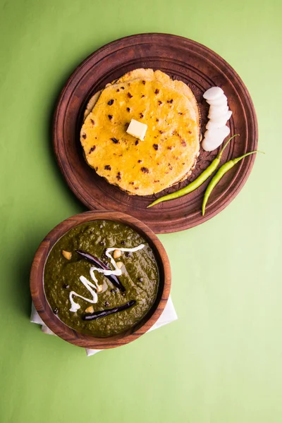 玉米面粉扁平的面包或烤肉或 Makki Ki Roti 与 sarso da Saag 或芥菜叶咖喱，印度的食物在流行冬季在北印度 — 图库照片