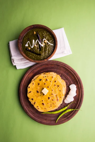 Mısır unu düz ekmek veya roti veya Makki Ki Roti da Saag veya hardal yaprakları köri, Hint gıda içinde popüler kış sezonu kuzey Hindistan'da sarso ile