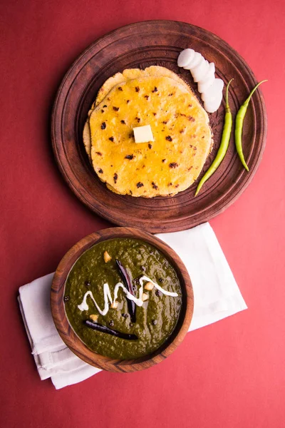 Kukuřičné mouky plochý chléb nebo roti nebo Makki Ki Roti s sarso da Saag nebo hořčičné listy kari, indické potraviny populární v zimní sezóně v severní Indii — Stock fotografie