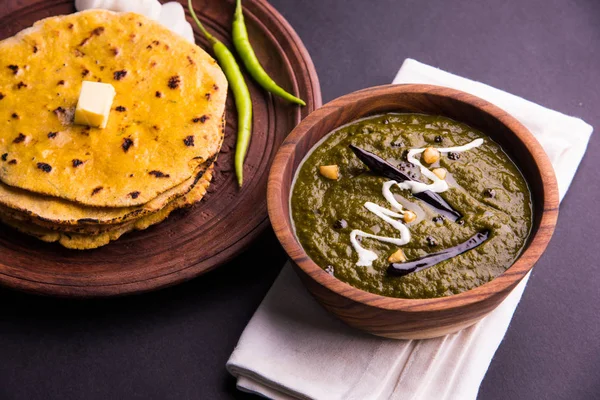 Maïsmeel plat brood of roti of Makki Ki Roti met sarso da Saag of mosterd bladeren curry, Indisch voedsel populair in winterseizoen in Noord india — Stockfoto