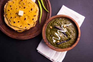 Mısır unu düz ekmek veya roti veya Makki Ki Roti da Saag veya hardal yaprakları köri, Hint gıda içinde popüler kış sezonu kuzey Hindistan'da sarso ile