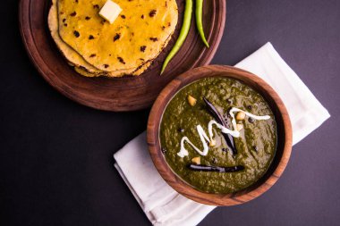 Mısır unu düz ekmek veya roti veya Makki Ki Roti da Saag veya hardal yaprakları köri, Hint gıda içinde popüler kış sezonu kuzey Hindistan'da sarso ile