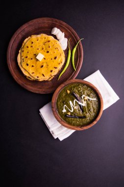 Mısır unu düz ekmek veya roti veya Makki Ki Roti da Saag veya hardal yaprakları köri, Hint gıda içinde popüler kış sezonu kuzey Hindistan'da sarso ile