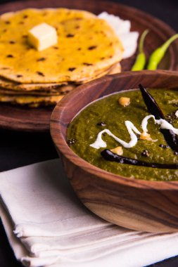 Mısır unu düz ekmek veya roti veya Makki Ki Roti da Saag veya hardal yaprakları köri, Hint gıda içinde popüler kış sezonu kuzey Hindistan'da sarso ile