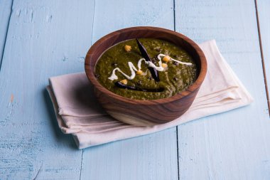 Mısır unu düz ekmek veya roti veya Makki Ki Roti da Saag veya hardal yaprakları köri, Hint gıda içinde popüler kış sezonu kuzey Hindistan'da sarso ile