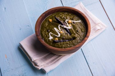 Mısır unu düz ekmek veya roti veya Makki Ki Roti da Saag veya hardal yaprakları köri, Hint gıda içinde popüler kış sezonu kuzey Hindistan'da sarso ile