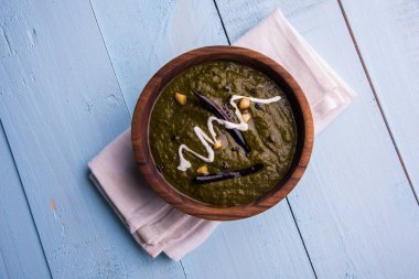 Mısır unu düz ekmek veya roti veya Makki Ki Roti da Saag veya hardal yaprakları köri, Hint gıda içinde popüler kış sezonu kuzey Hindistan'da sarso ile