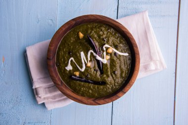 Mısır unu düz ekmek veya roti veya Makki Ki Roti da Saag veya hardal yaprakları köri, Hint gıda içinde popüler kış sezonu kuzey Hindistan'da sarso ile