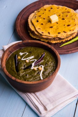 Mısır unu düz ekmek veya roti veya Makki Ki Roti da Saag veya hardal yaprakları köri, Hint gıda içinde popüler kış sezonu kuzey Hindistan'da sarso ile