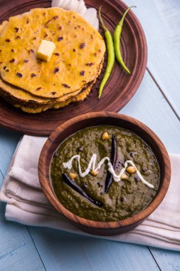 Mısır unu düz ekmek veya roti veya Makki Ki Roti da Saag veya hardal yaprakları köri, Hint gıda içinde popüler kış sezonu kuzey Hindistan'da sarso ile