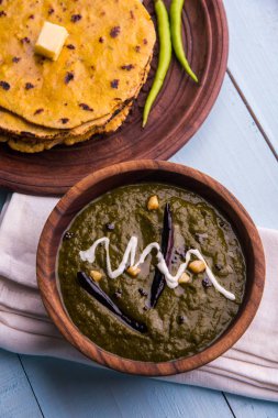 Mısır unu düz ekmek veya roti veya Makki Ki Roti da Saag veya hardal yaprakları köri, Hint gıda içinde popüler kış sezonu kuzey Hindistan'da sarso ile