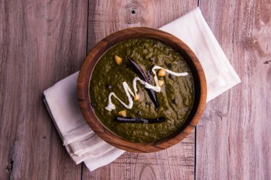 Mısır unu düz ekmek veya roti veya Makki Ki Roti da Saag veya hardal yaprakları köri, Hint gıda içinde popüler kış sezonu kuzey Hindistan'da sarso ile