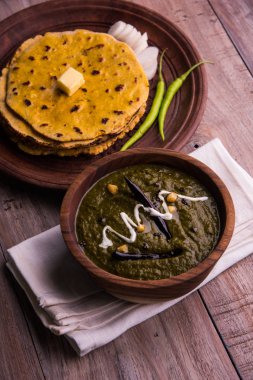 Mısır unu düz ekmek veya roti veya Makki Ki Roti da Saag veya hardal yaprakları köri, Hint gıda içinde popüler kış sezonu kuzey Hindistan'da sarso ile